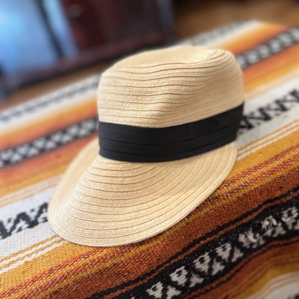 Jacklyn Smith sun hat in GUC
